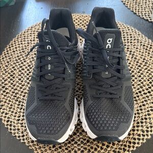 On Cloud Running women’s  Black and White Athletic Shoes